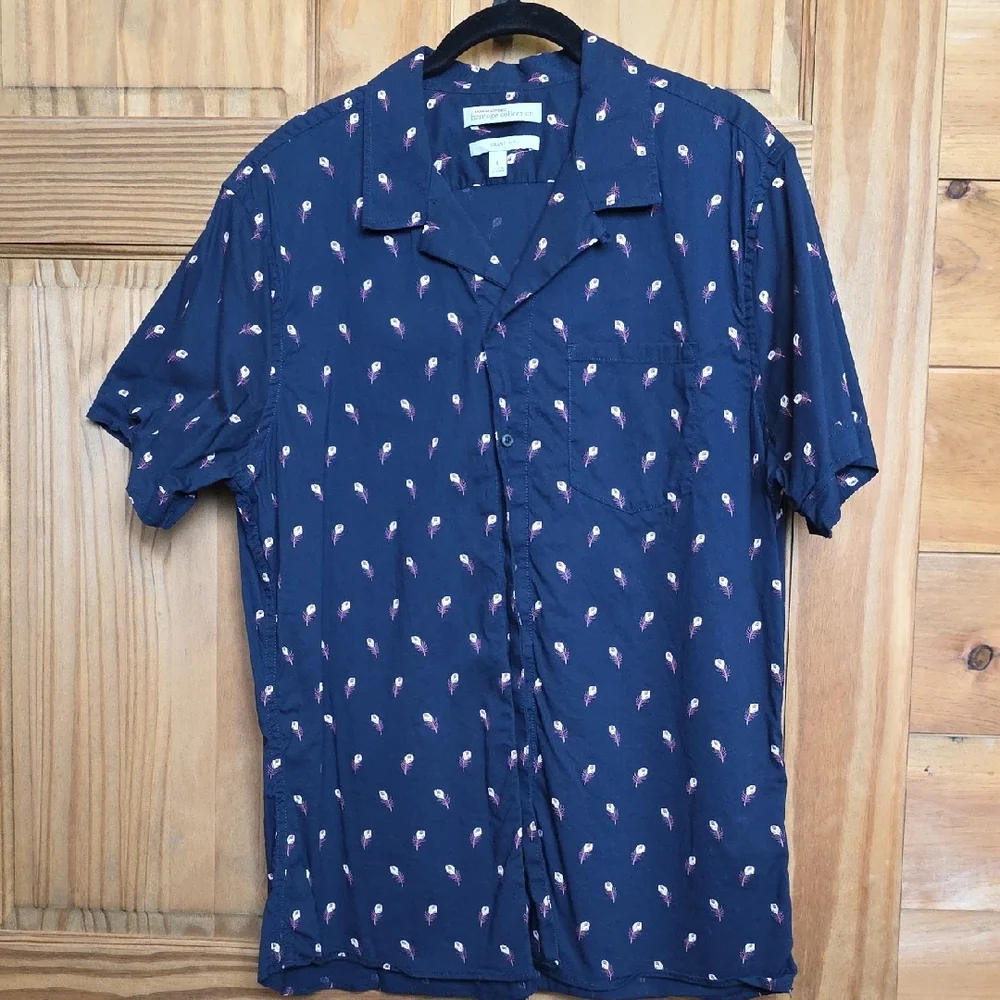 Banana Republic Navy Short-Sleeve Button-Down Shirt with Red&Cream Feather Large - Picture 4 of 8